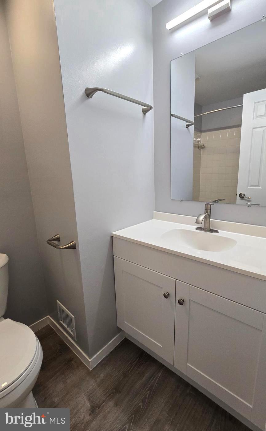 5987 Clerkenwell Court Burke, VA 22015 - Photo 17 of 41 Hallway Bathroom