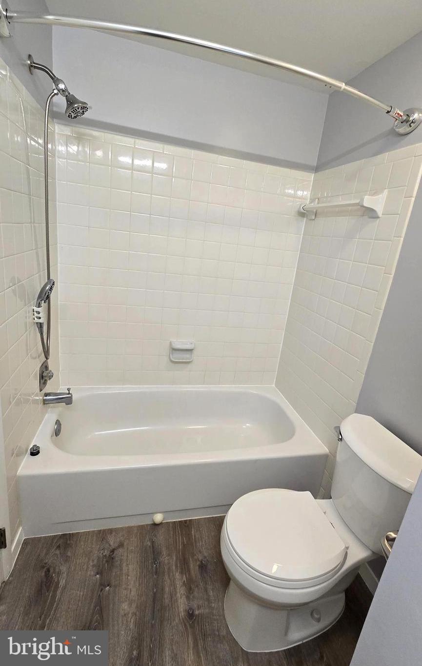 5987 Clerkenwell Court Burke, VA 22015 - Photo 18 of 41 Hallway Bathroom