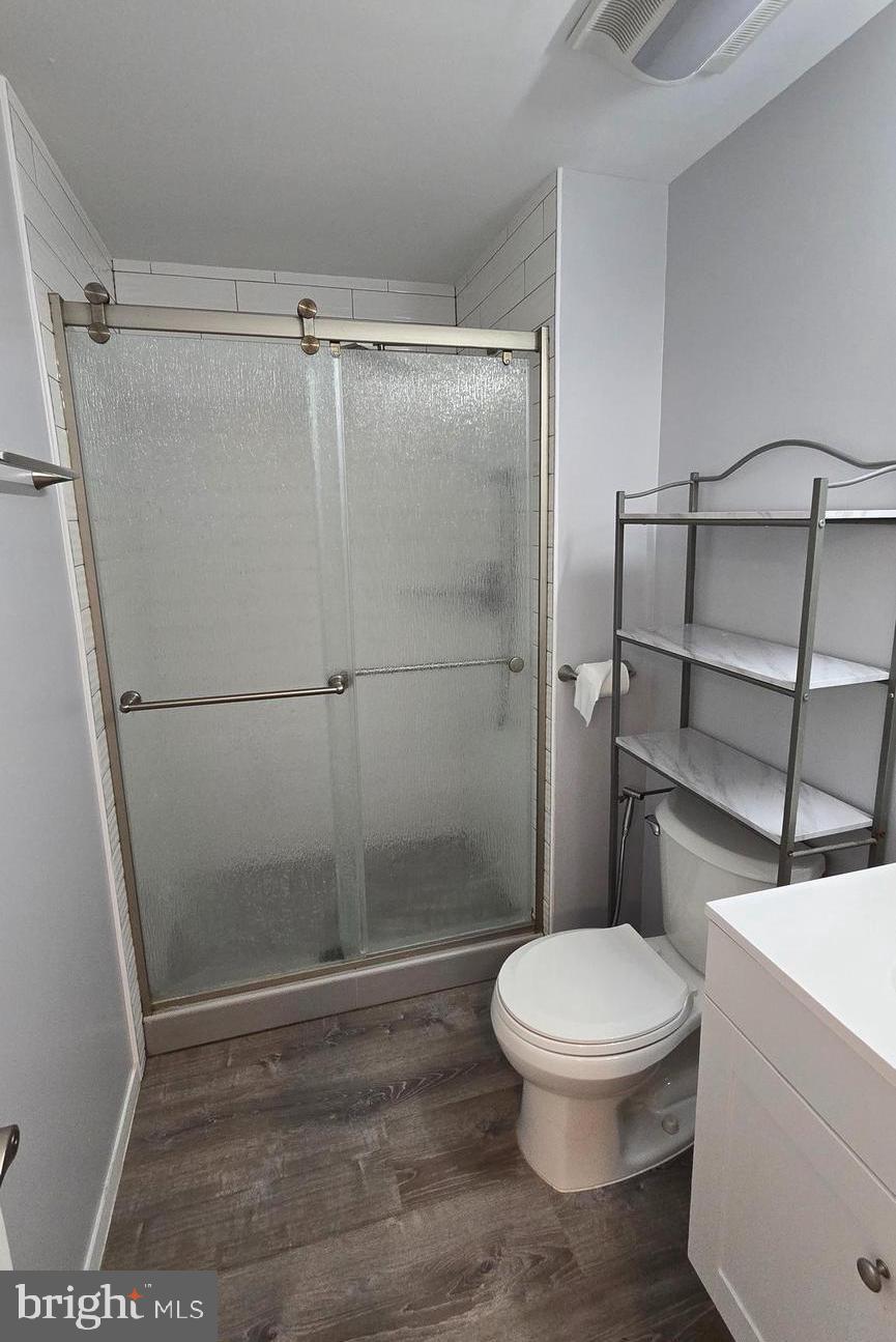 5987 Clerkenwell Court Burke, VA 22015 - Photo 24 of 41 Master Bath