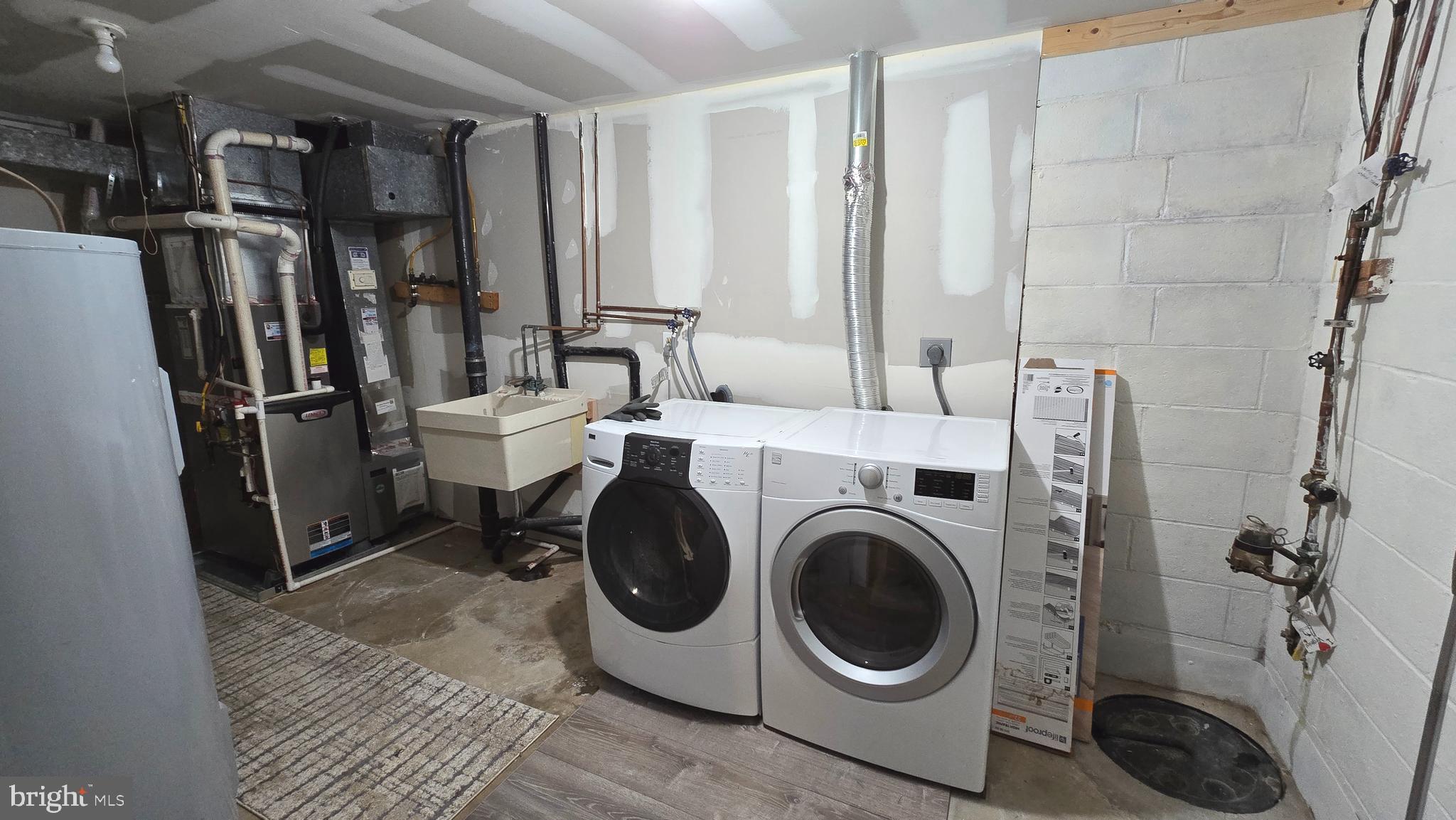 5987 Clerkenwell Court Burke, VA 22015 - Photo 37 of 41 a utility room with dryer and washer