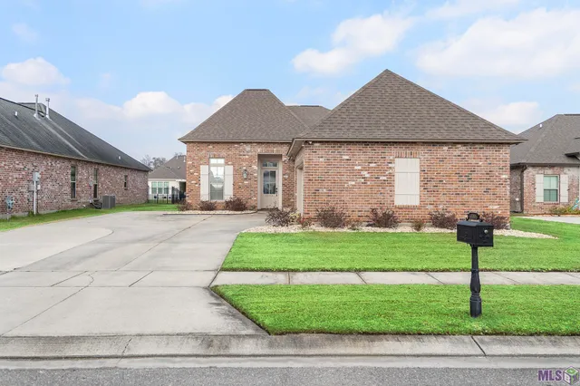$365,000 | 43306 Pond View Drive, Prairieville, LA 70769