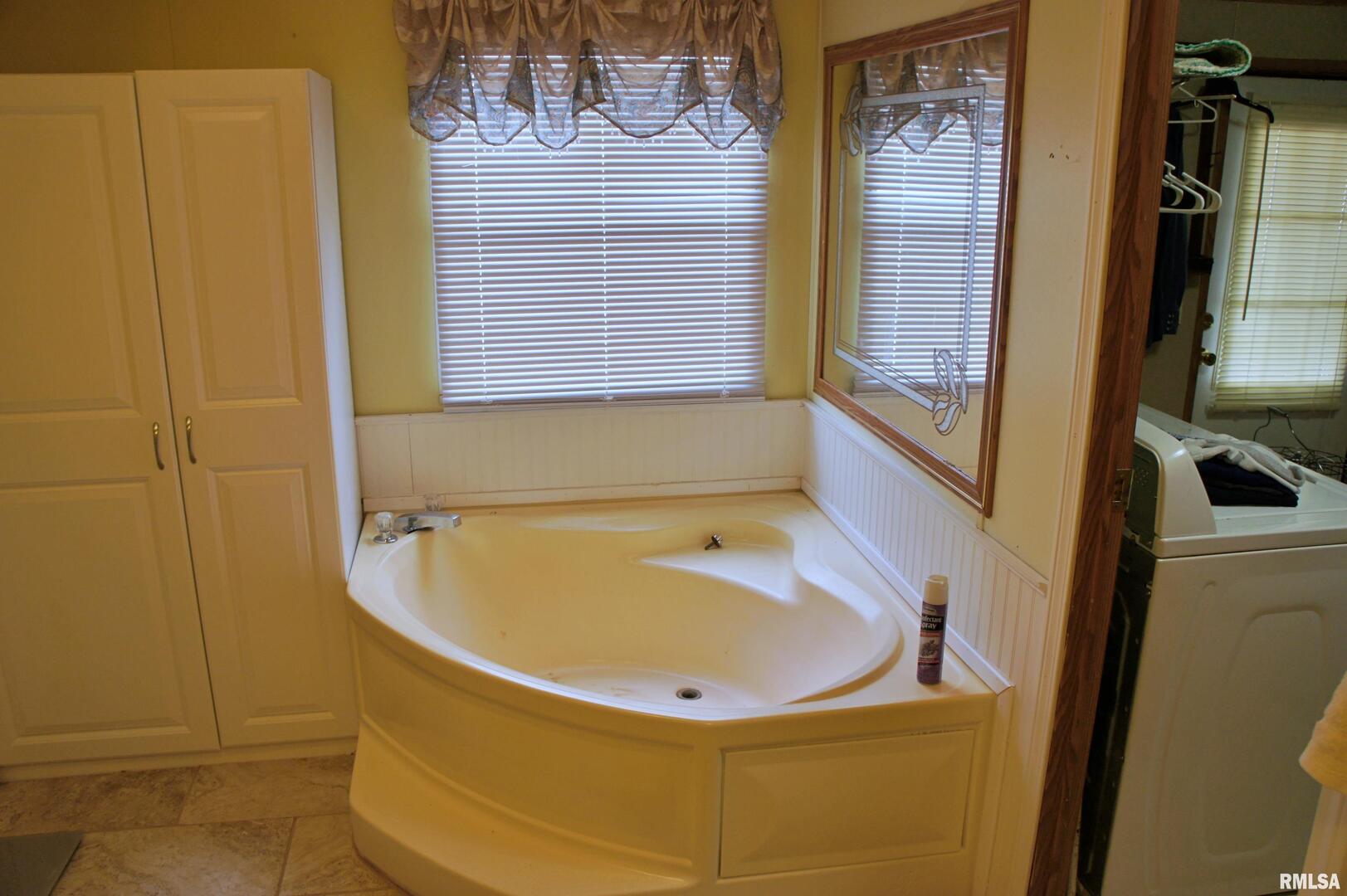 6752 South US 45 Road Brookport, IL 62910 - Photo 28 of 62 a bathroom with a sink and a bathtub