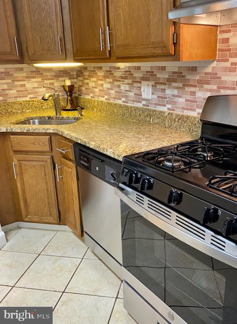 1532 Northgate Square, Unit 12A Reston, VA 20190 - Photo 9 of 20 a stove top oven sitting inside of a kitchen