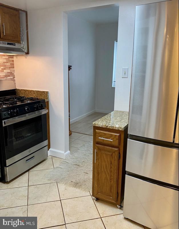 1532 Northgate Square, Unit 12A Reston, VA 20190 - Photo 10 of 20 a kitchen with a stove top oven and cabinets