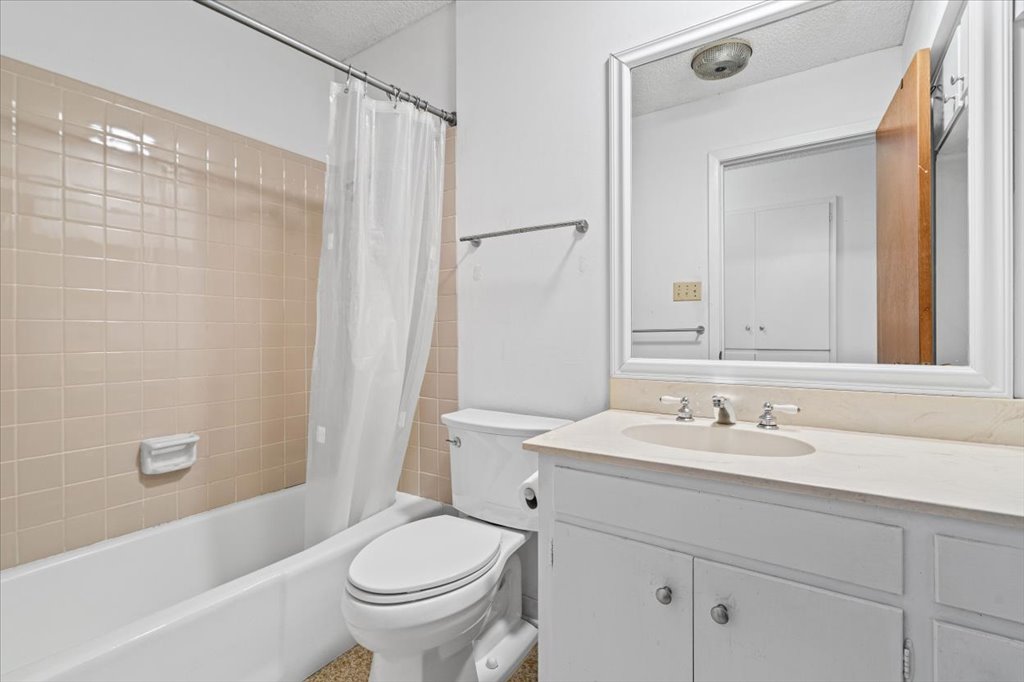 7229 South Brook Drive Austin, TX 78736 - Photo 13 of 20 Upstairs guest bath