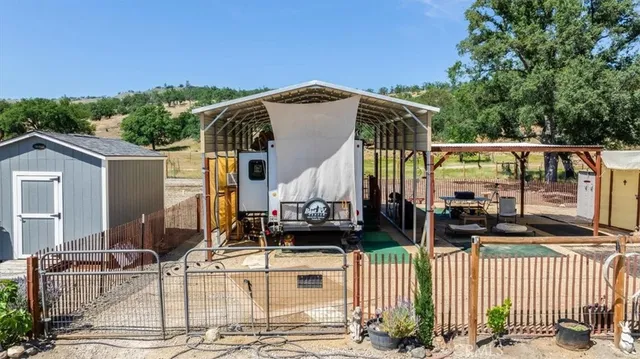 a view of a large white building