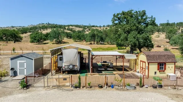 an outdoor view of the house