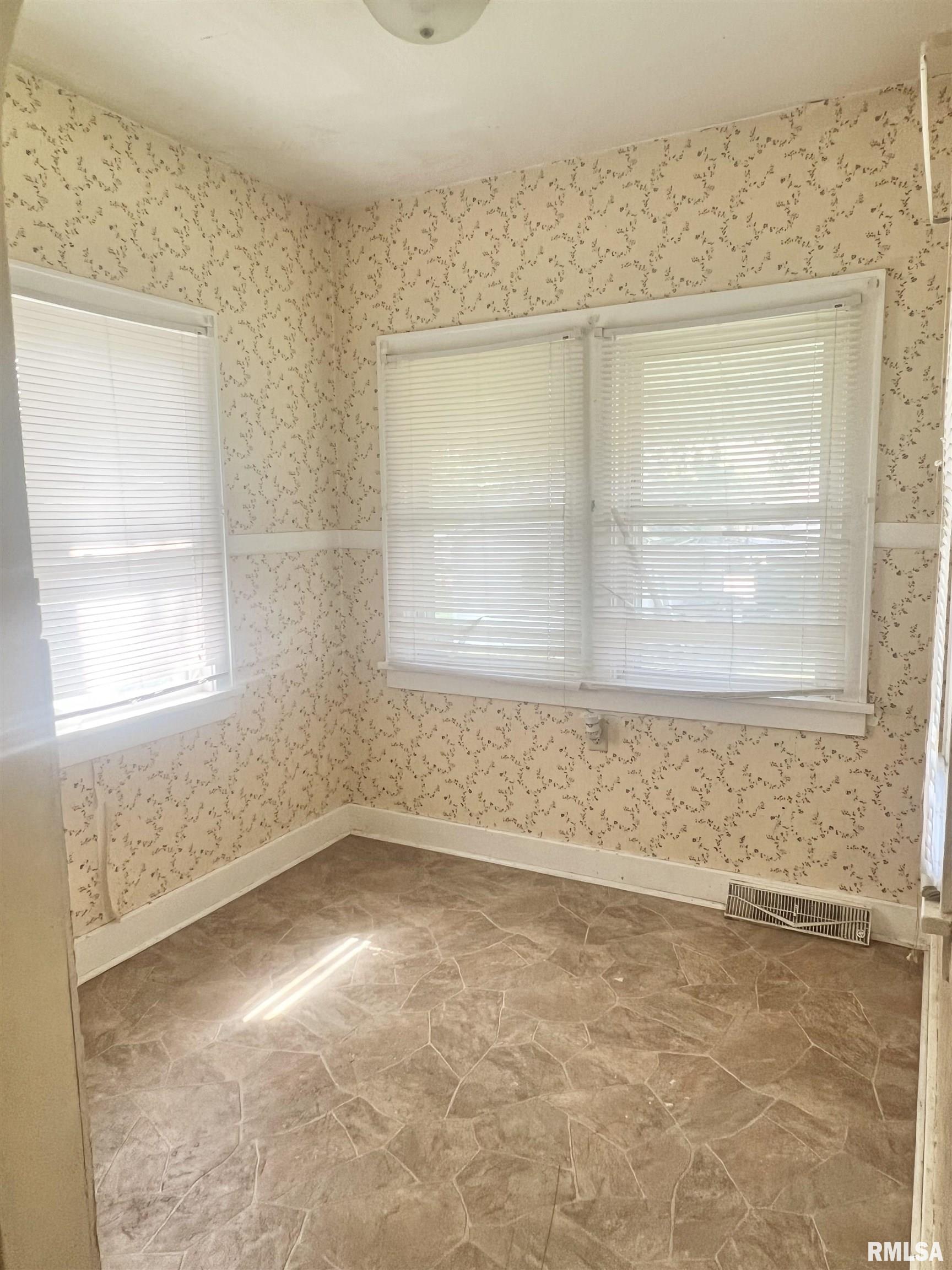 227 38th Street Moline, IL 61265 - Photo 15 of 38 Gallery Image 15