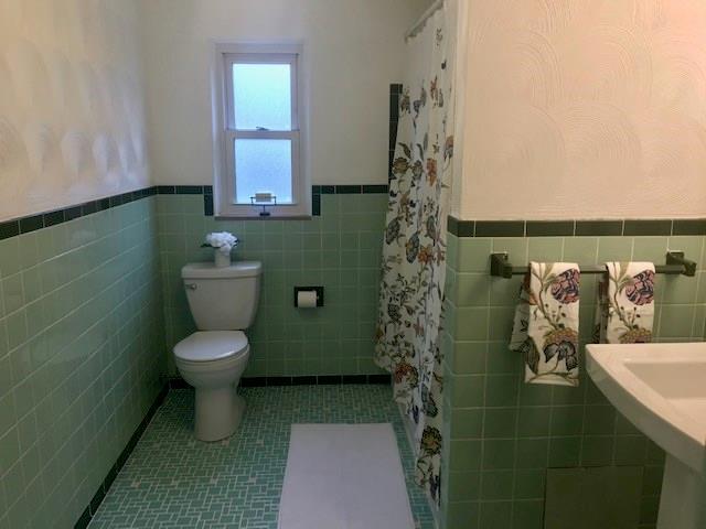 1061 Washington Road Pittsburgh, PA 15228 - Photo 13 of 20 Main full bath