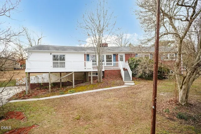 a view of a yard with a house