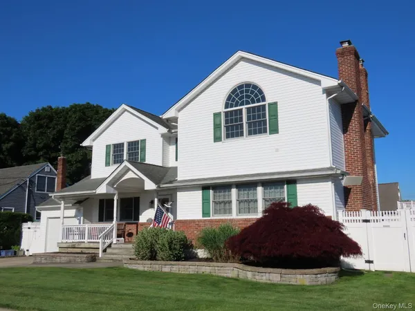 $749,900 | 654 Alwick Avenue, West Islip, NY 11795