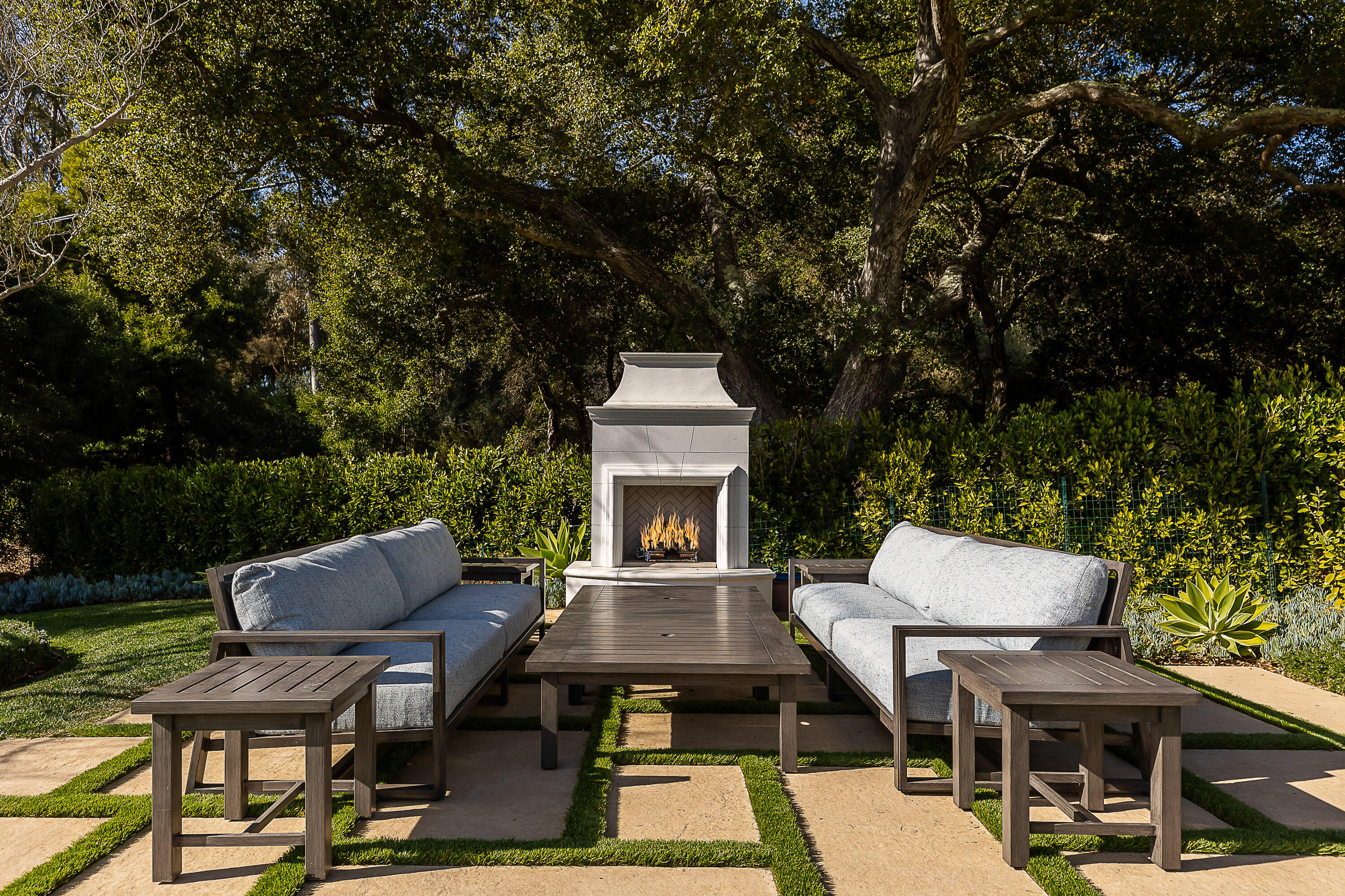 2885 Hidden Valley Lane Montecito, CA 93108 - Photo 21 of 25 HiddenValley2885.OutdoorFireplace1