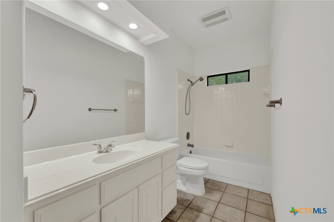 8472 Rolling Acres Trail Fair Oaks Ranch, TX 78015 - Photo 21 of 37 2nd Bathroom