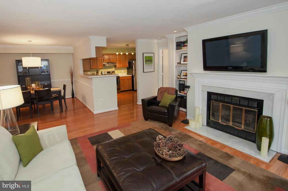 2220 Springwood Drive, Unit H Reston, VA 20191 - Photo 5 of 15 Living Room