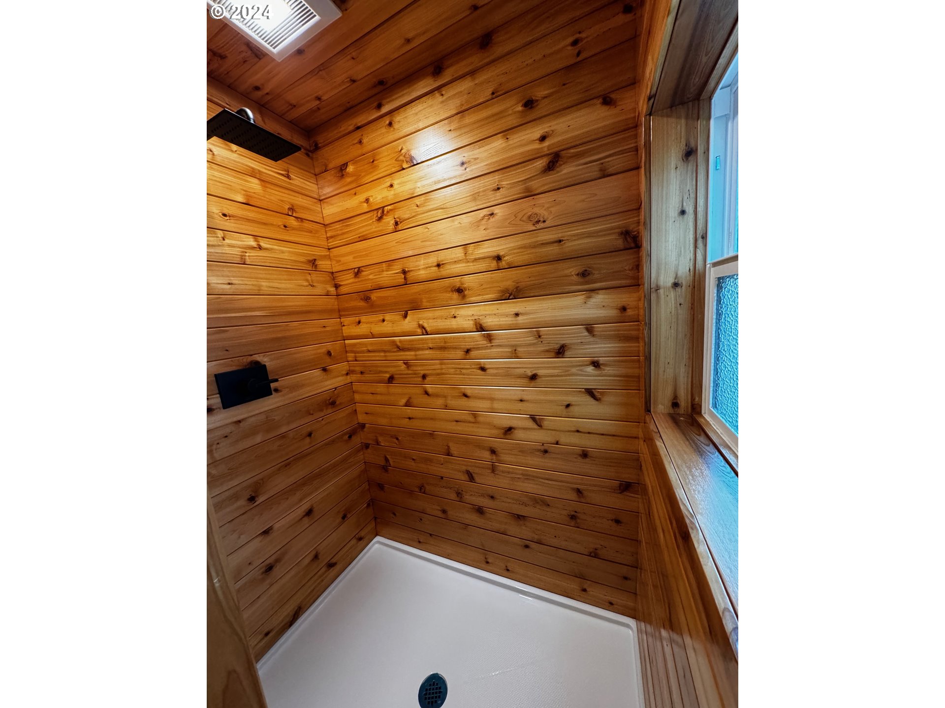 2231 3rd Street Baker City, OR 97814 - Photo 16 of 48 a bathroom with a shower