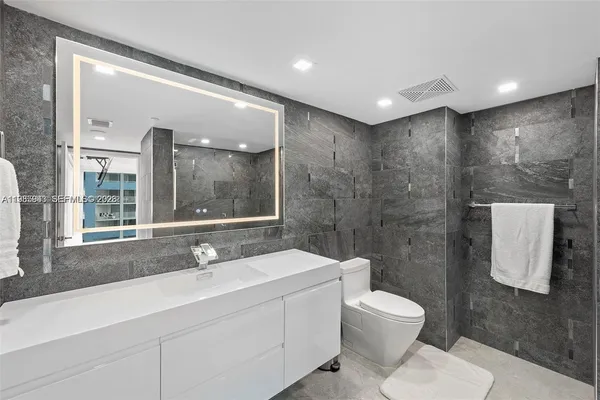 $5,500 | 2101 Brickell Avenue, Unit 506, Miami, FL 33129