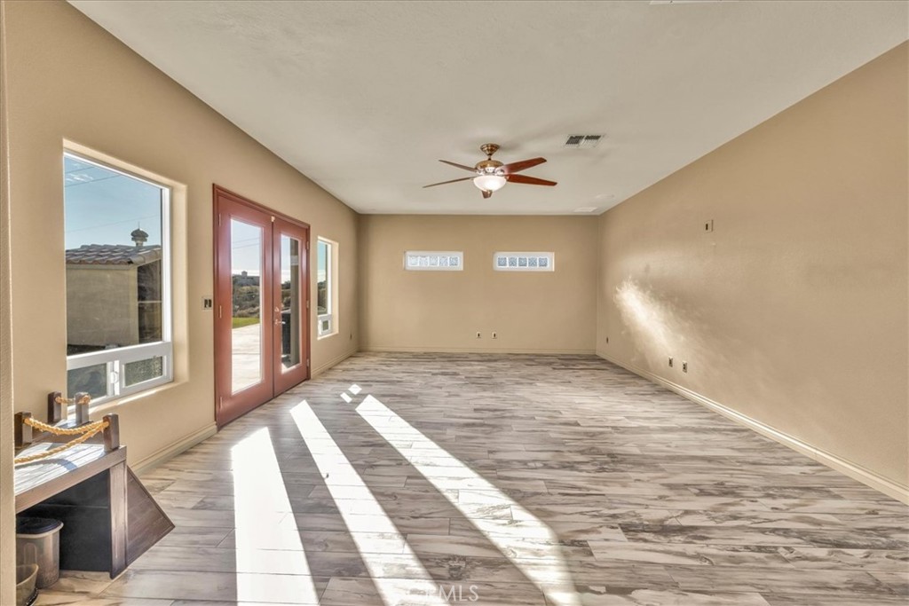 7959 Stephenson Lane Yucca Valley, CA 92284 - Photo 28 of 75 a view of an empty room and window