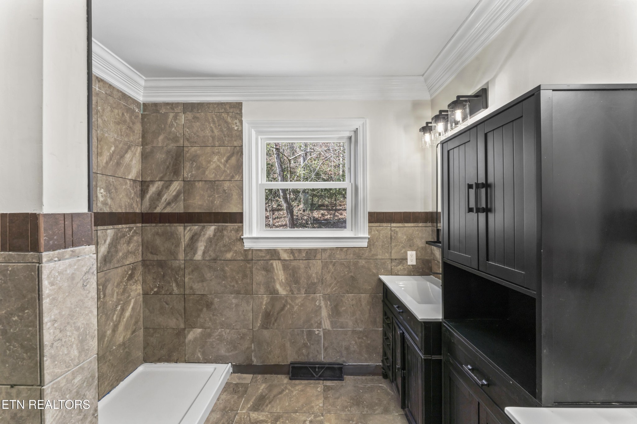 103 Amanda Place Oak Ridge, TN 37830 - Photo 23 of 38 a bathroom with a bathtub and a shower