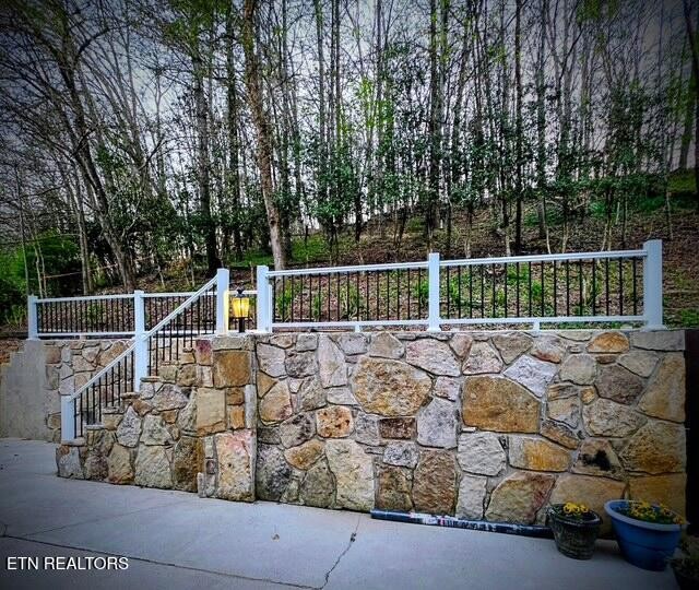 103 Amanda Place Oak Ridge, TN 37830 - Photo 37 of 38 a balcony with street view