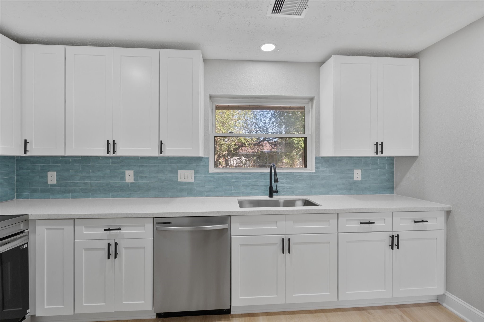 5531 Elm Tree Drive Houston, TX 77048 - Photo 3 of 28