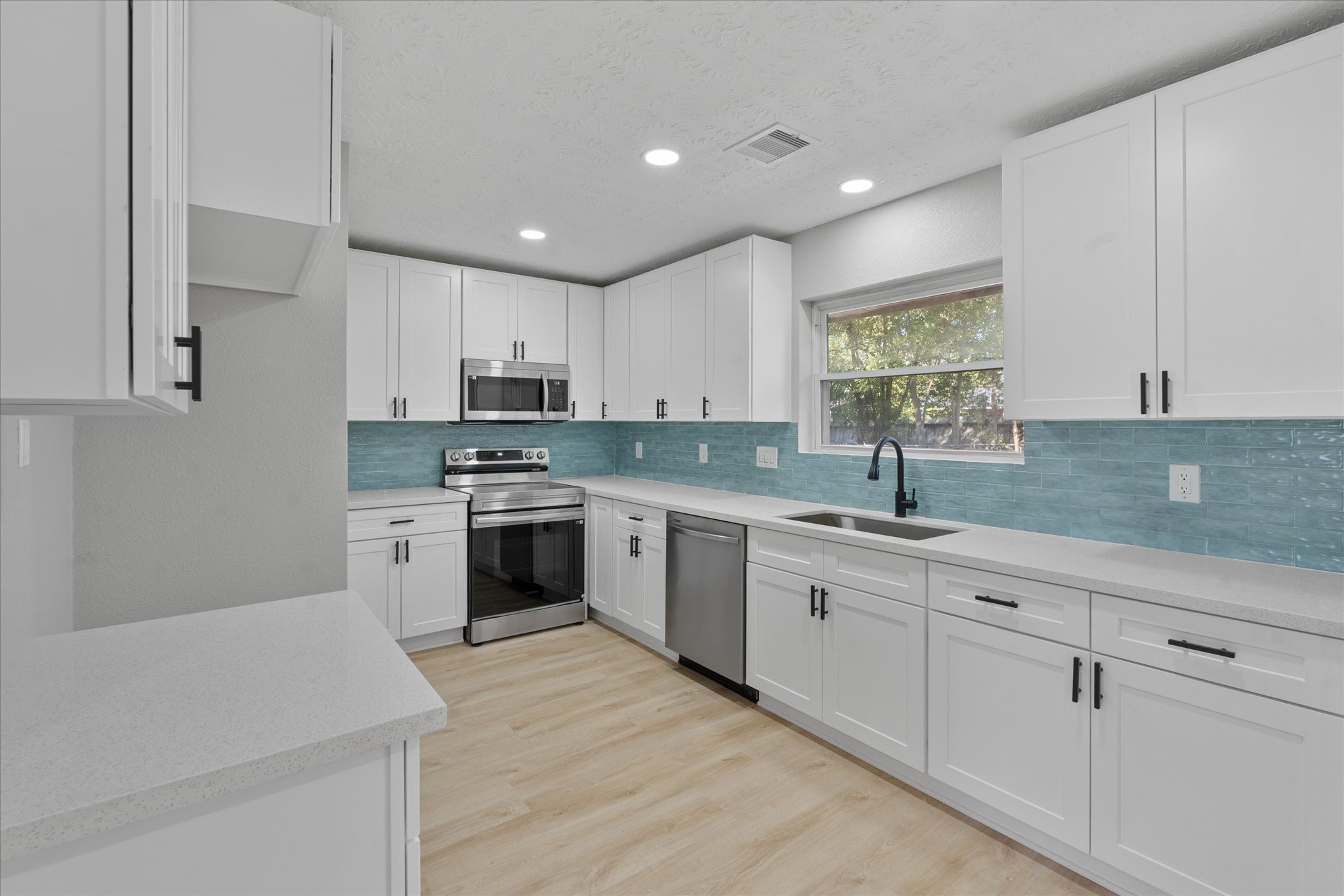 5531 Elm Tree Drive Houston, TX 77048 - Photo 4 of 28