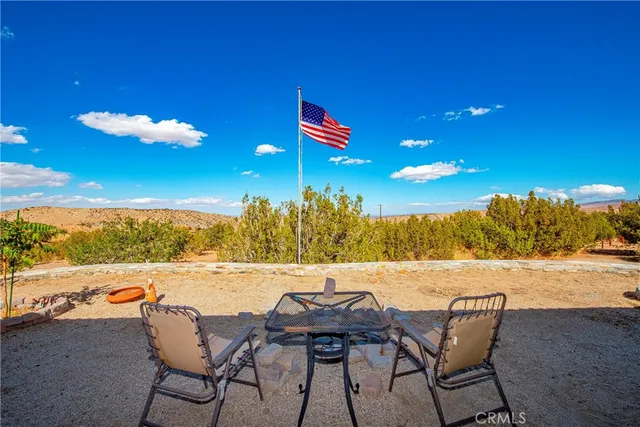 a view of a backyard