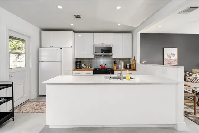 $3,000 | 4620 Englewood Drive, Austin, TX 78745