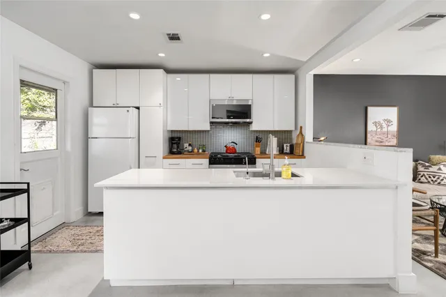 $3,000 | 4620 Englewood Drive, Austin, TX 78745