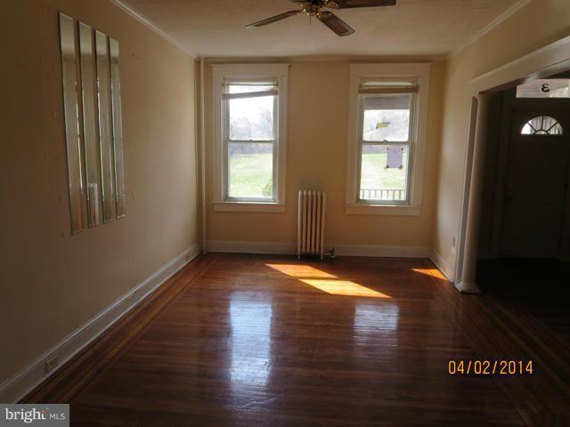3 South Wickham Road Baltimore, MD 21229 - Photo 4 of 14 Living Room