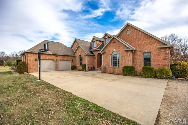 $529,000 | 8 Deer Hollow Lane, Litchfield, IL 62056