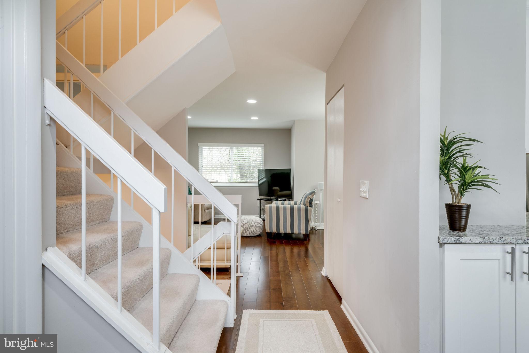 11815 Coopers Court Reston, VA 20191 - Photo 2 of 25 Foyer View