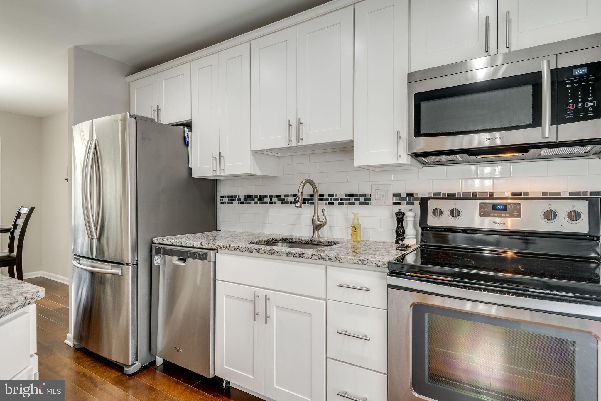 11815 Coopers Court Reston, VA 20191 - Photo 4 of 25 Stunning Kitchen With Stainless Steel Appliances..