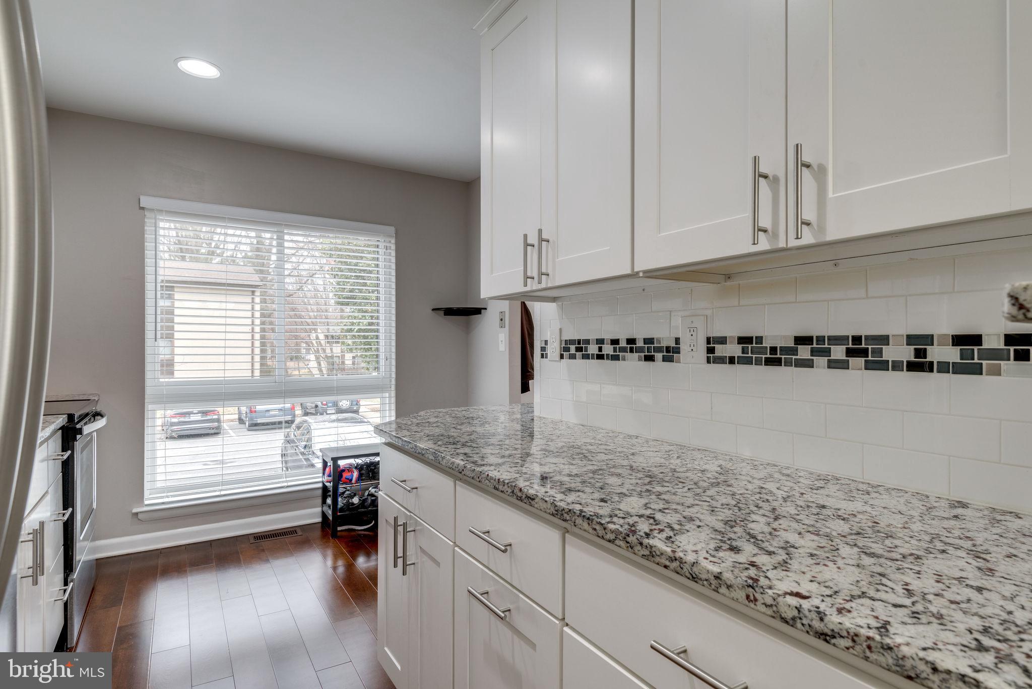 11815 Coopers Court Reston, VA 20191 - Photo 5 of 25 White Shaker Cabinets & Granite Countertops