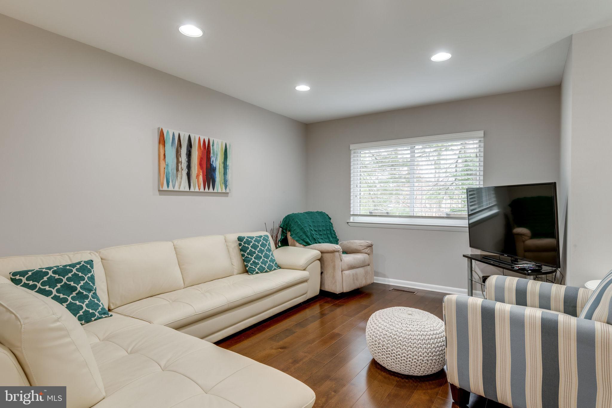 11815 Coopers Court Reston, VA 20191 - Photo 10 of 25 Bright & Open Living Room