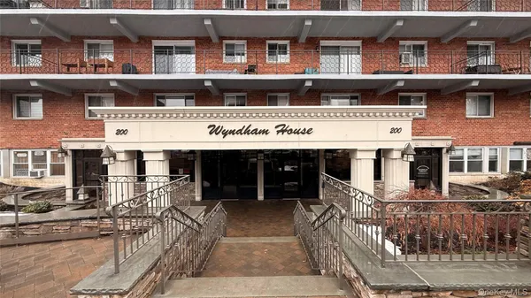 $375,000 | 200 Atlantic Avenue, Unit 417, Lynbrook, NY 11563