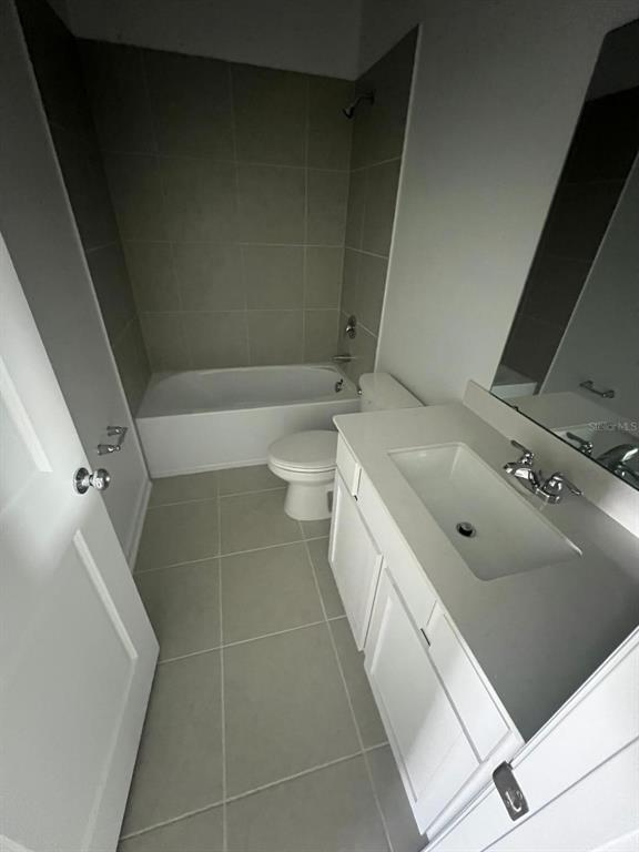 2660 Skyline Loop Kissimmee, FL 34758 - Photo 15 of 19 a bathroom with a tub sink and mirror