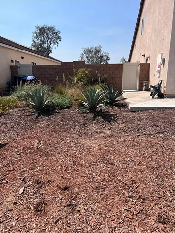 a view of a back yard