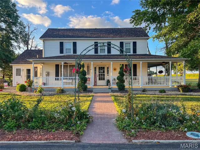 $445,000 | 8221 State Rte 4, Staunton, IL 62088