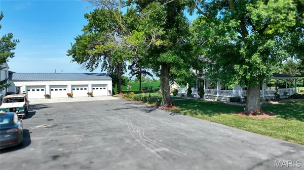 $439,900 | 8221 State Rte 4, Staunton, IL 62088