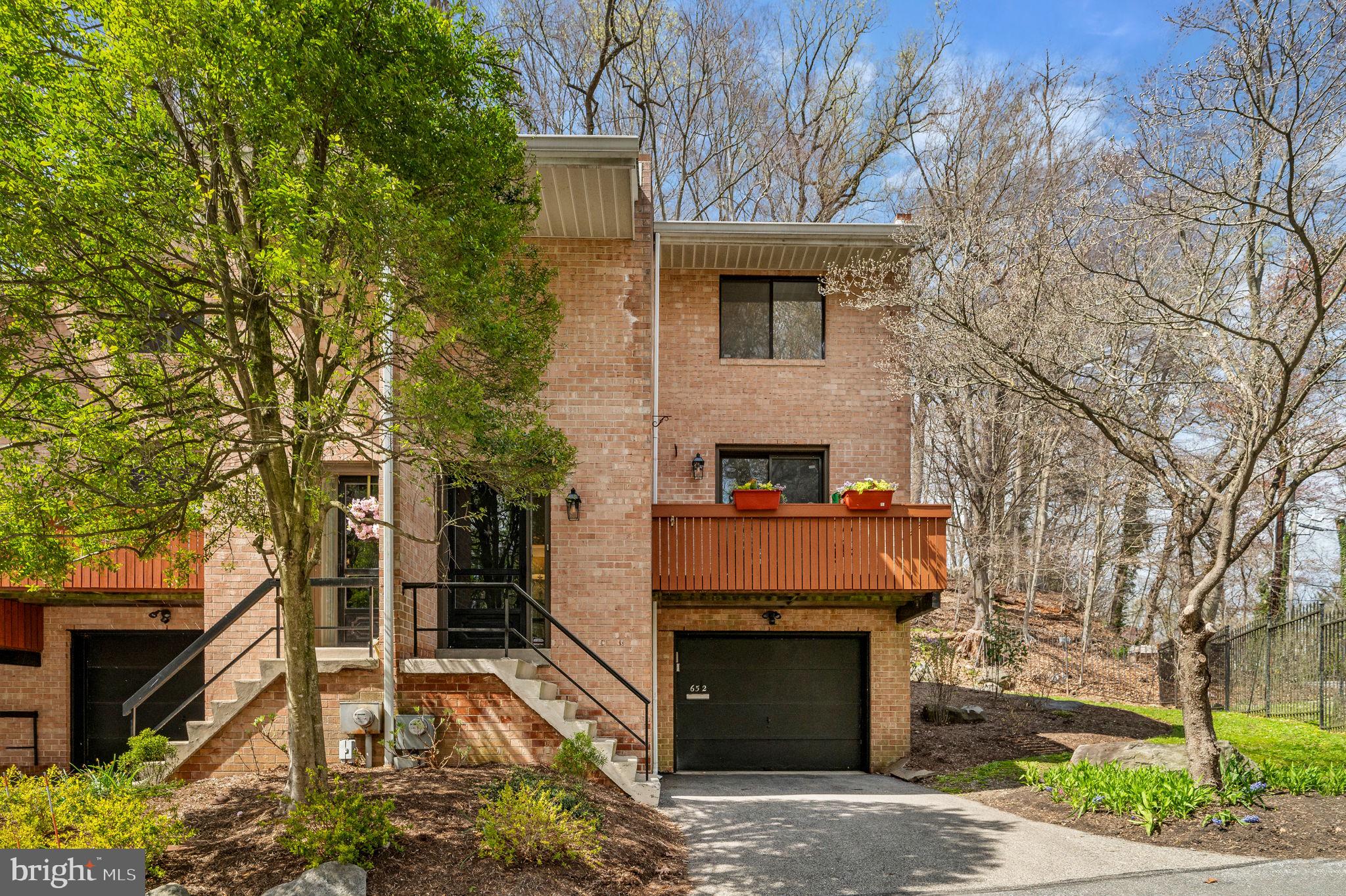 Welcome to 652 N Lemon!