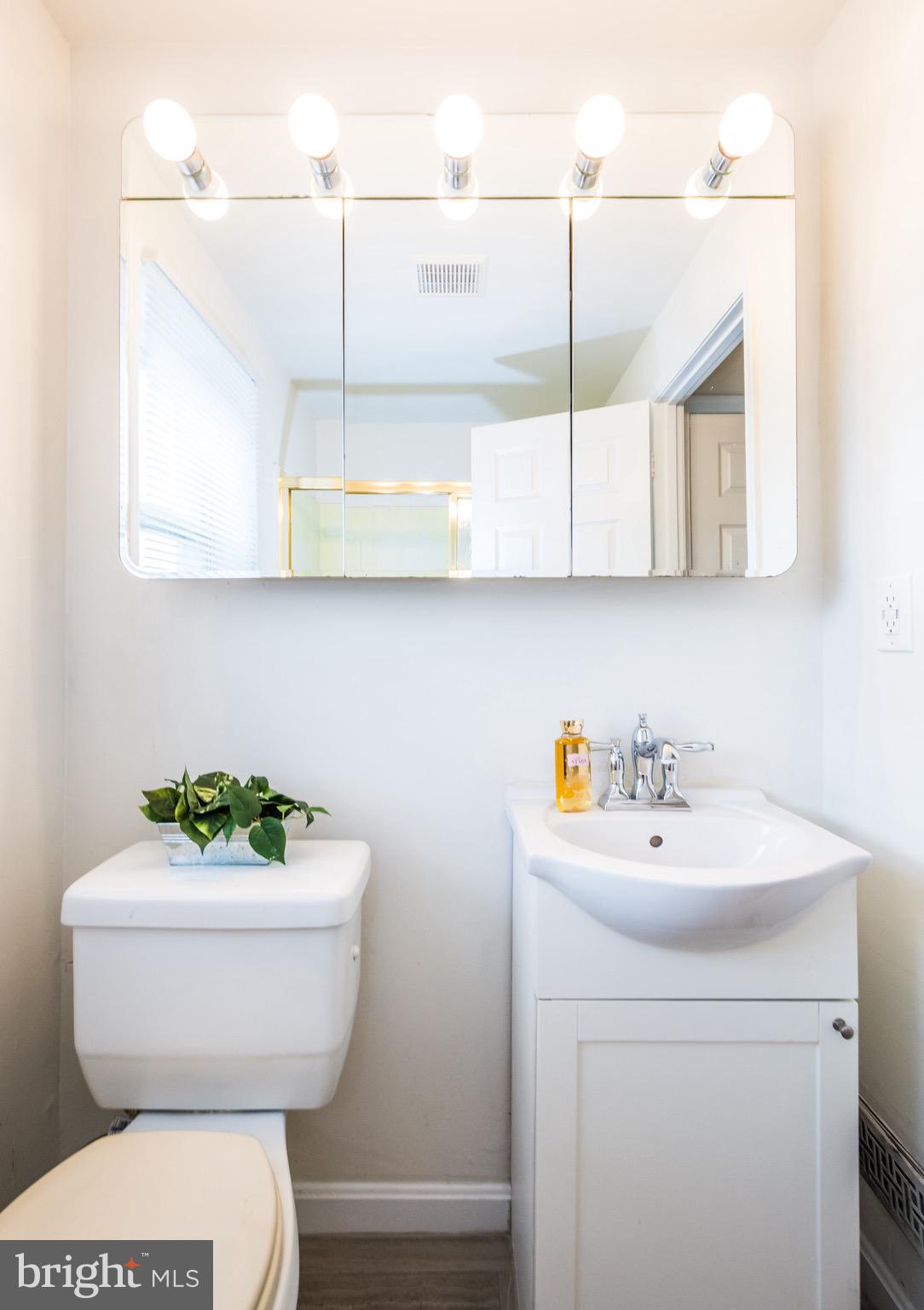 676 Queensgate Road Baltimore, MD 21229 - Photo 22 of 30 Upstairs full bath