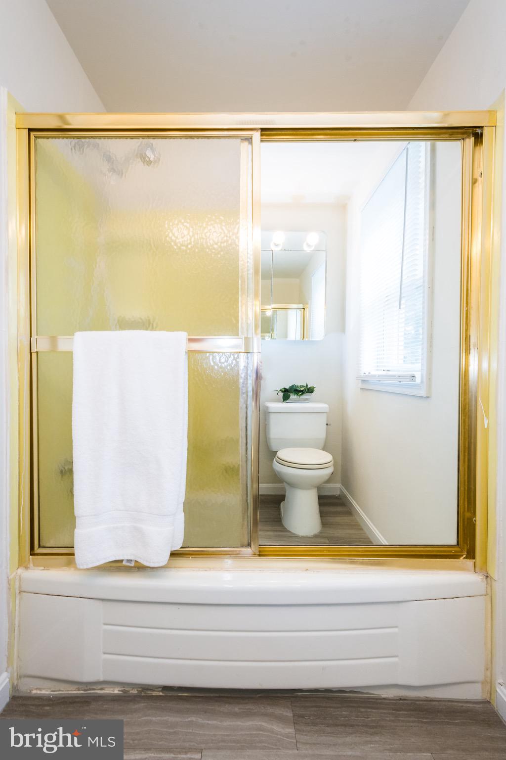 676 Queensgate Road Baltimore, MD 21229 - Photo 23 of 30 Upstairs full bath