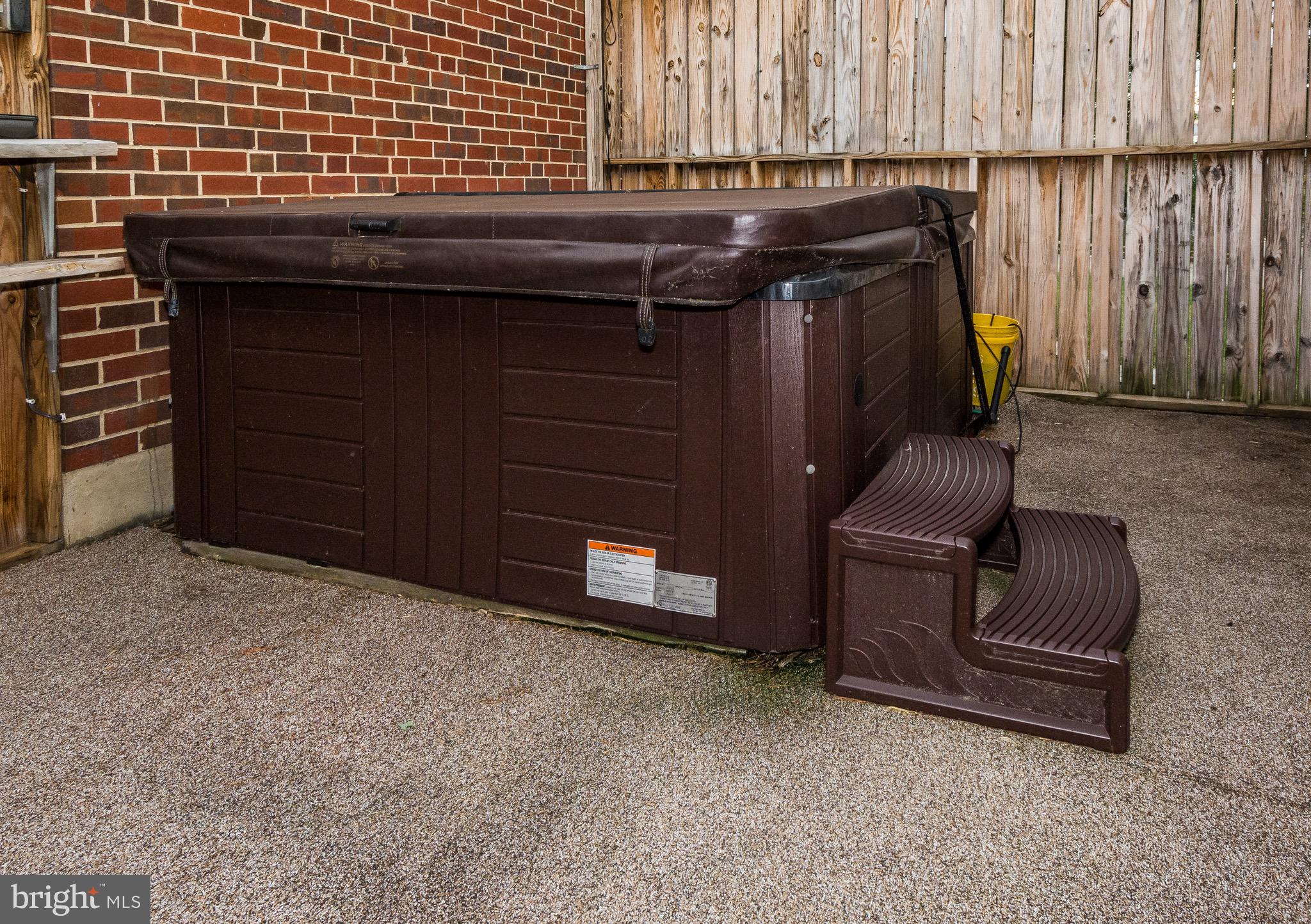 676 Queensgate Road Baltimore, MD 21229 - Photo 6 of 30 Hot tub with privacy fence