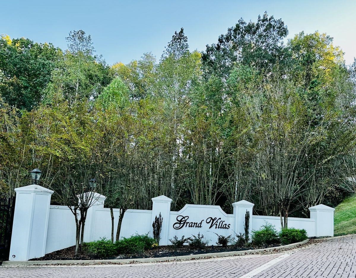 115 Westshore Ridge Savannah, TN 38372 - Photo 20 of 21 a front view of a house with garden