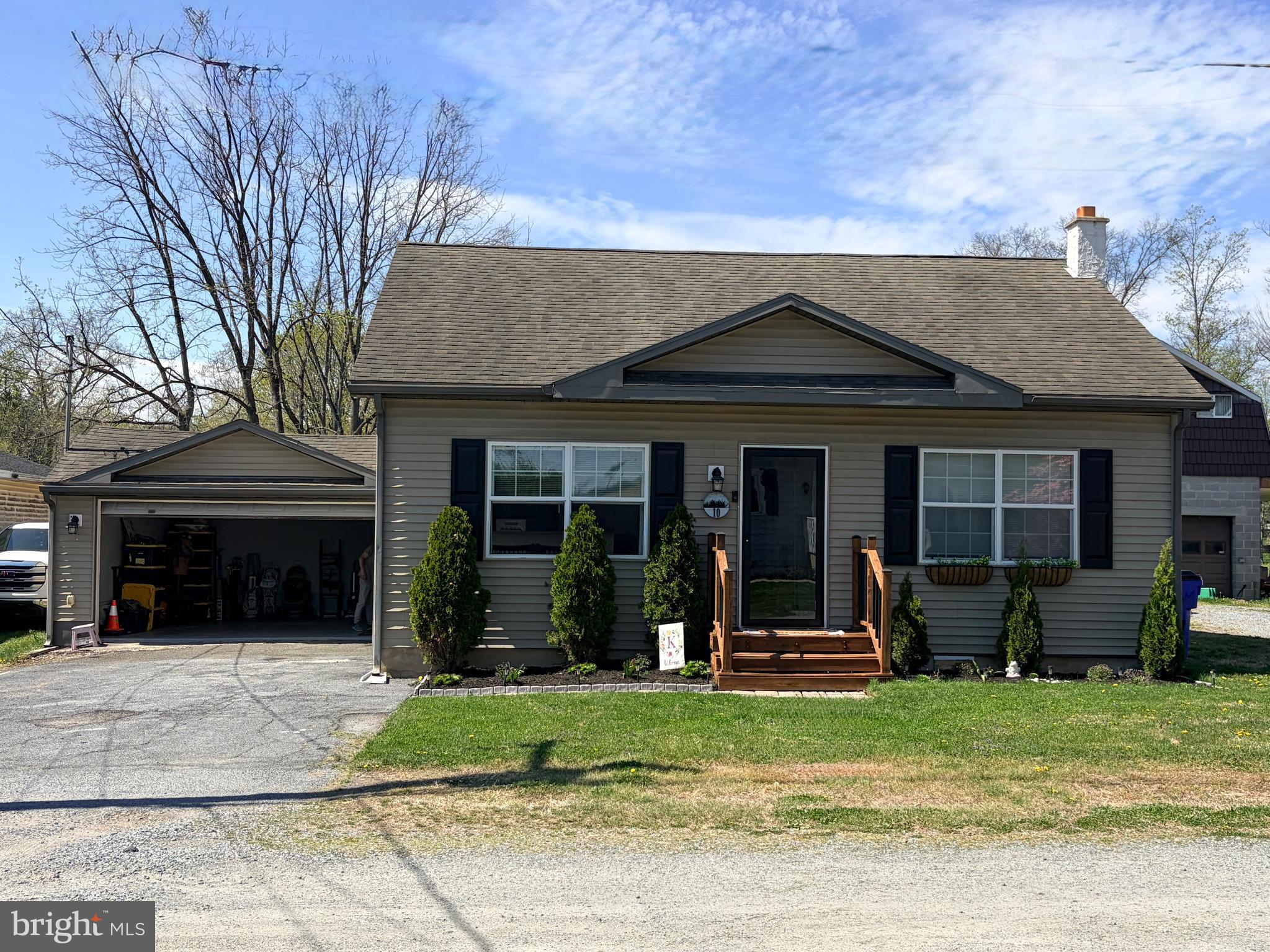 10 School Lane Reading, PA 19606 - Photo 2 of 40