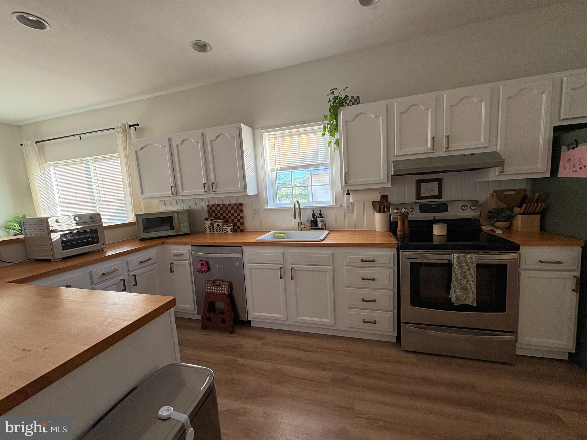 10 School Lane Reading, PA 19606 - Photo 9 of 40 Ceiling lights, wood countertop, LVPF