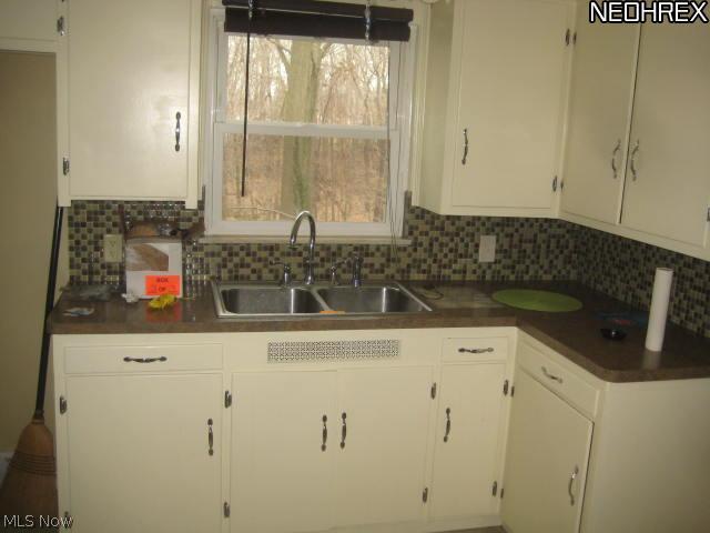 4539 Emerson Road Cleveland, OH 44121 - Photo 6 of 13
