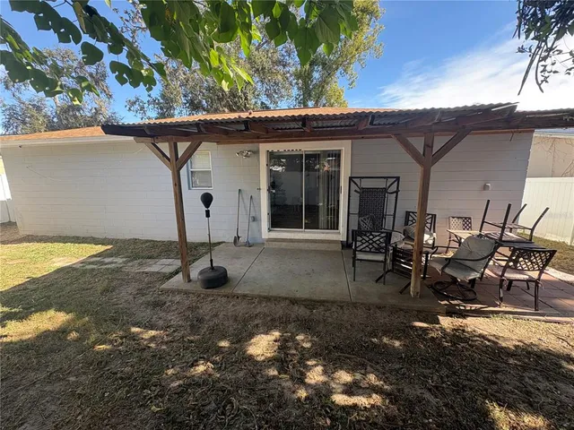 a view of a house with backyard