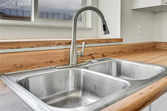 a close view of sink and tap