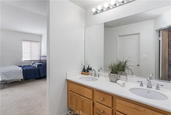 a en suite bathroom with double vanity and a mirror